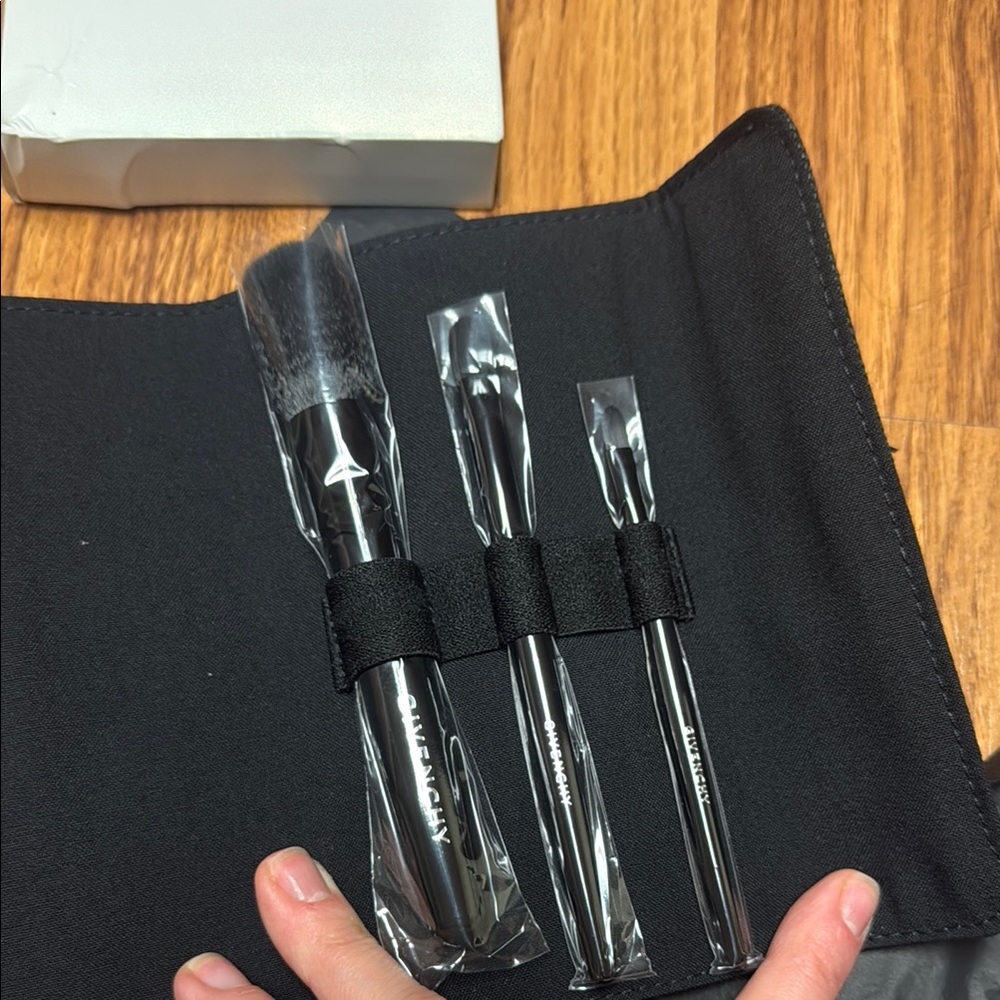 Givenchy set of makeup brushes with case. - Picture 3 of 5